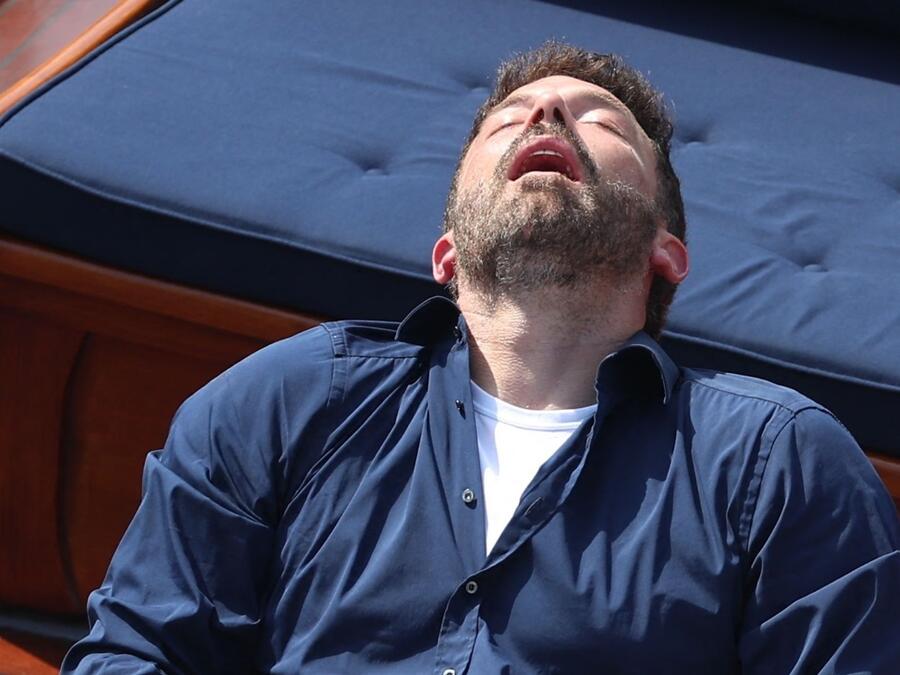 Ben Affleck dormido en un bote en París