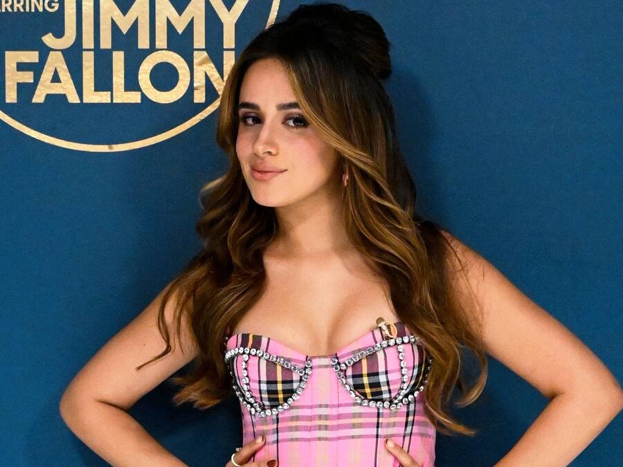  Camila Cabello posando en el backstage de ‘The Tonight Show Starring Jimmy Fallon’