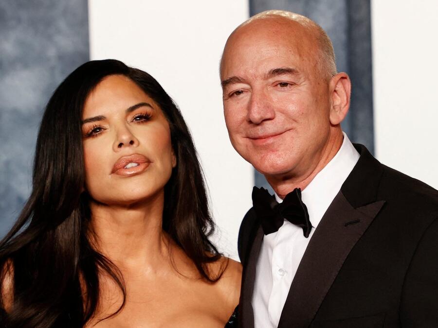 Lauren Sanchez y Jeff Bezos en la After Party de Vanity Fair de los Oscar 2023.