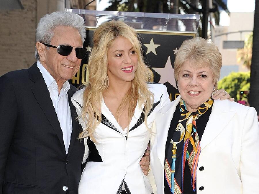 La cantante Shakira con sus padres en un evento público. 