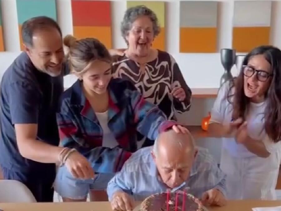 Salma Hayek celebrando le cumpleaños de su papá con su familia
