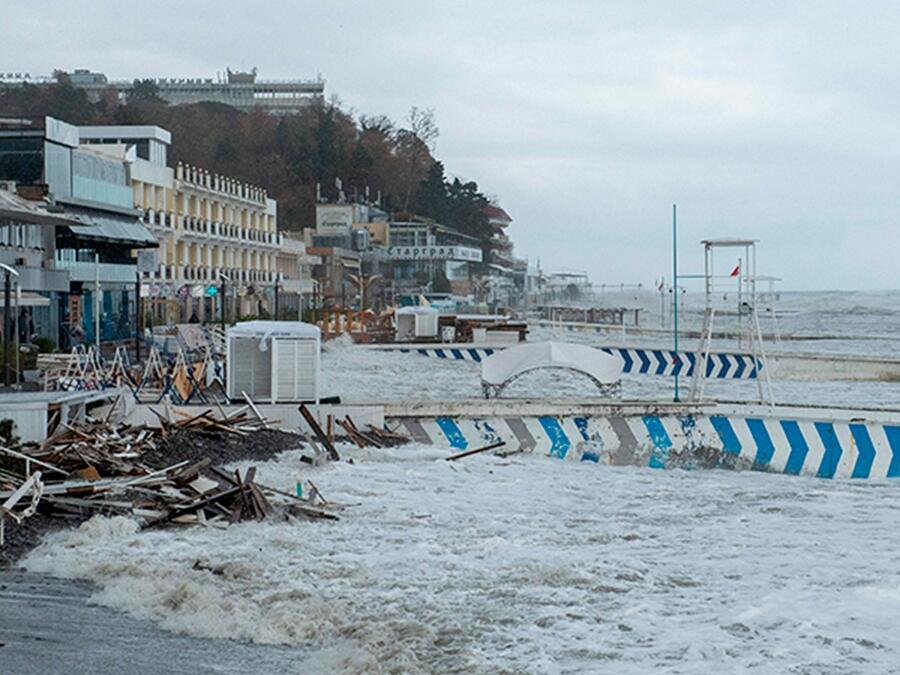 Fuerte tormenta causa inundaciones en la costa del mar Negro