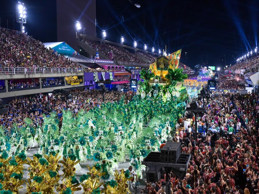 Carnaval de Río de Janeiro congrega a miles de visitantes