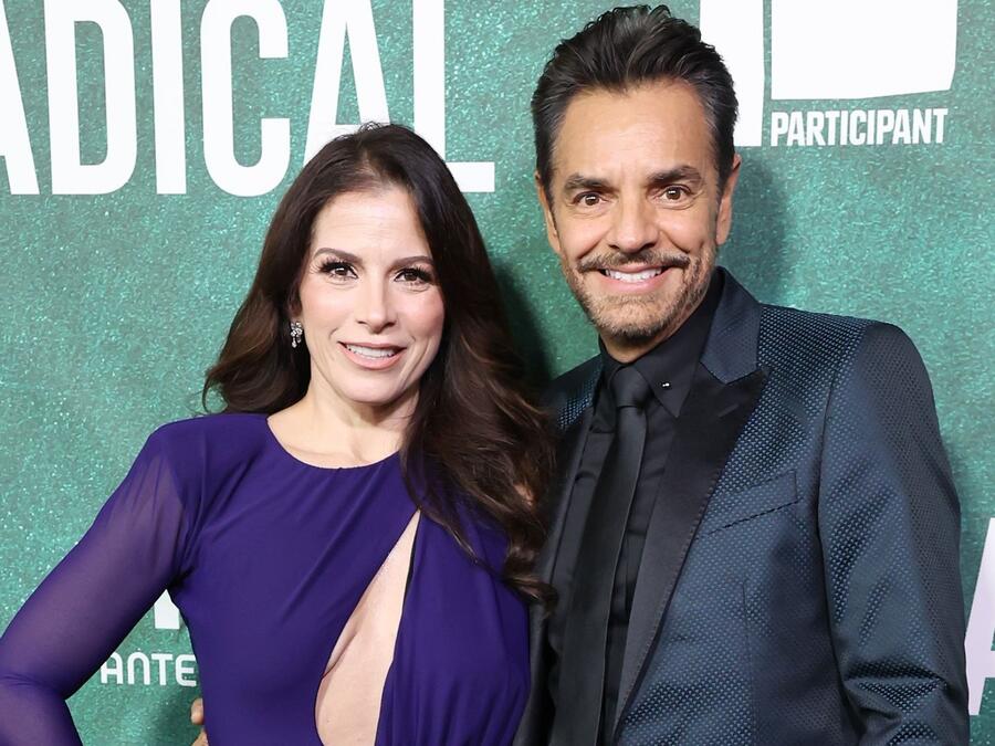 Alessandra Rosaldo y Eugenio Derbez asisten al estreno de 'Radical' en el Regency Bruin Theatre el 30 de octubre de 2023 en Los Ángeles, California.