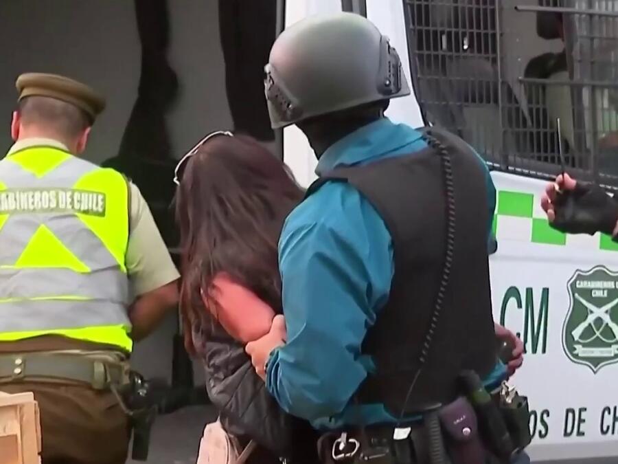 Una mujer arrebata su arma a un agente durante detención y hiere a tres personas en Chile