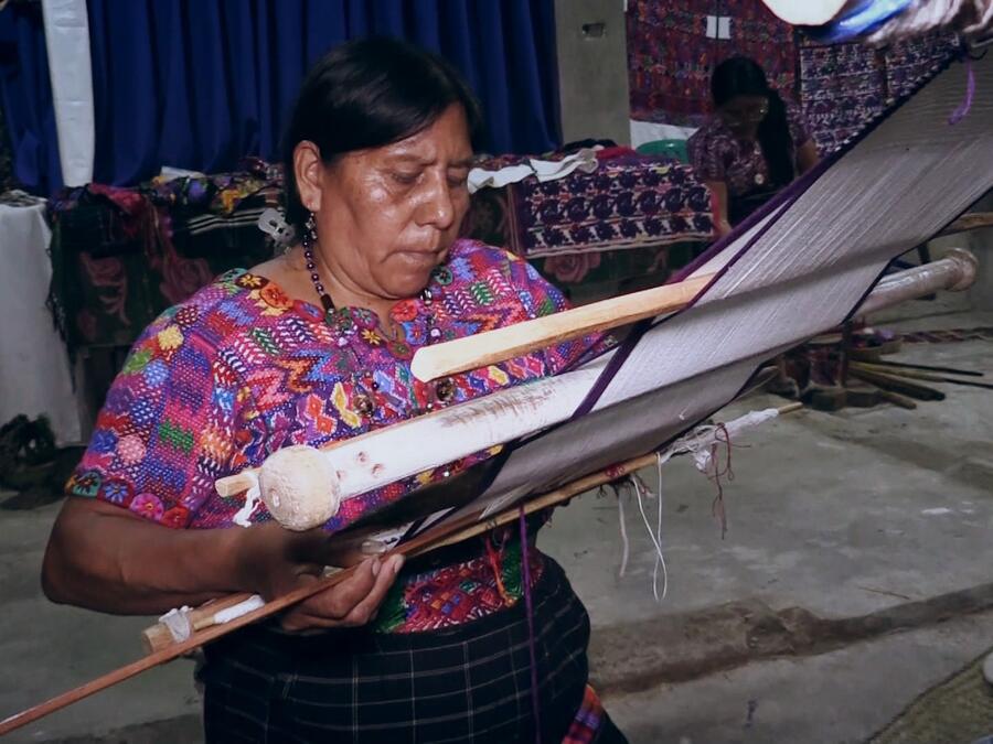 Tejedoras indígenas exigen ley para proteger sus diseños de grandes corporativos