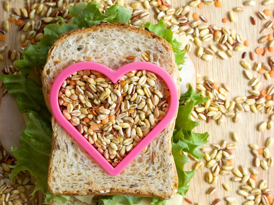 Sándwich de pan integral con semillas y corazón