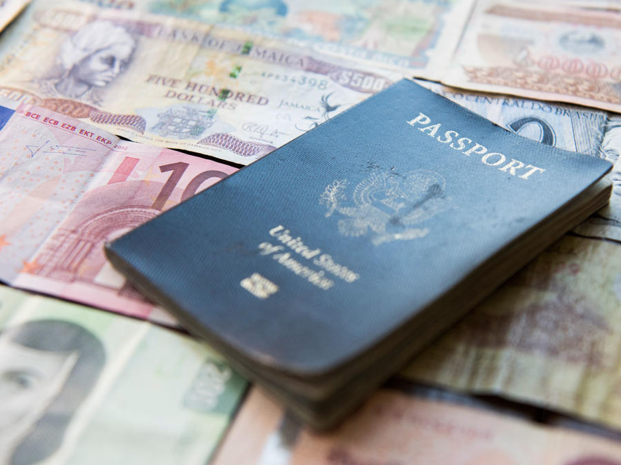 Pasaporte sobre billetes de diferentes países