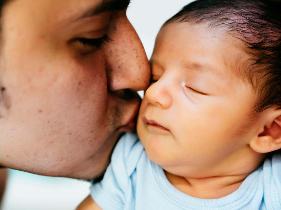 Padre hispano besa a su bebé