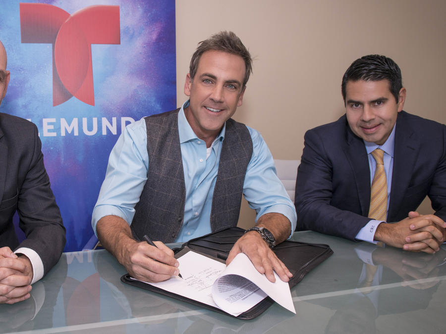 Carlos Ponce, firma exclusividad, Telemundo