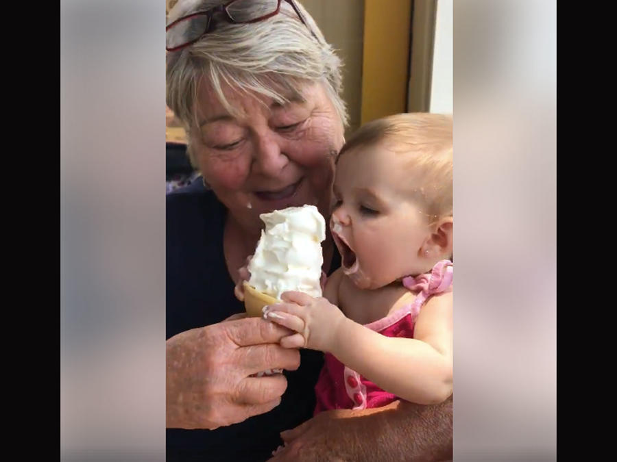 Esta bebé prueba un helado por primera vez y no pude parar (VIDEO)