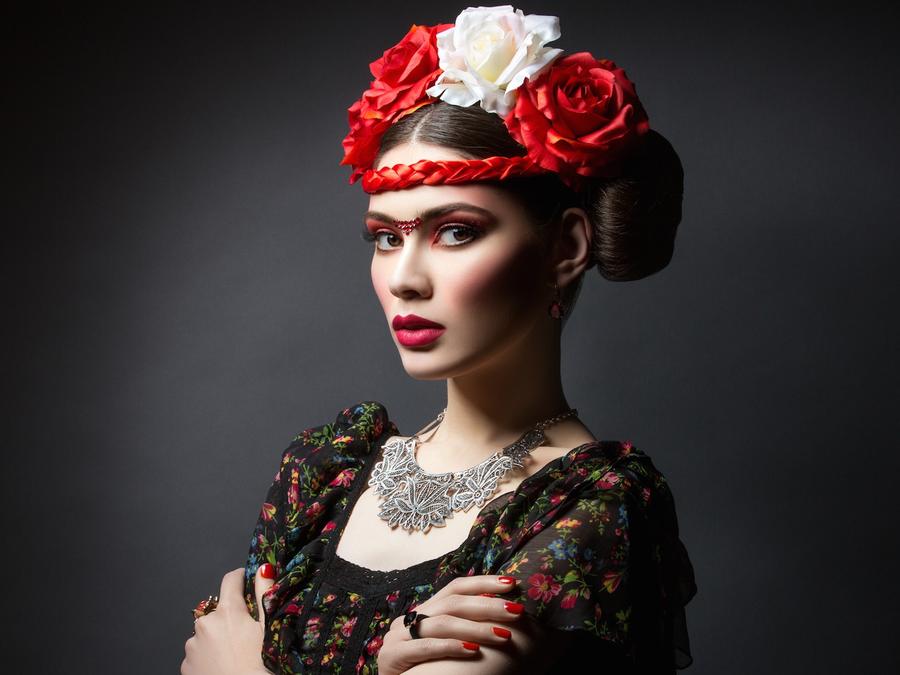 Mujer vestida como Frida Kahlo