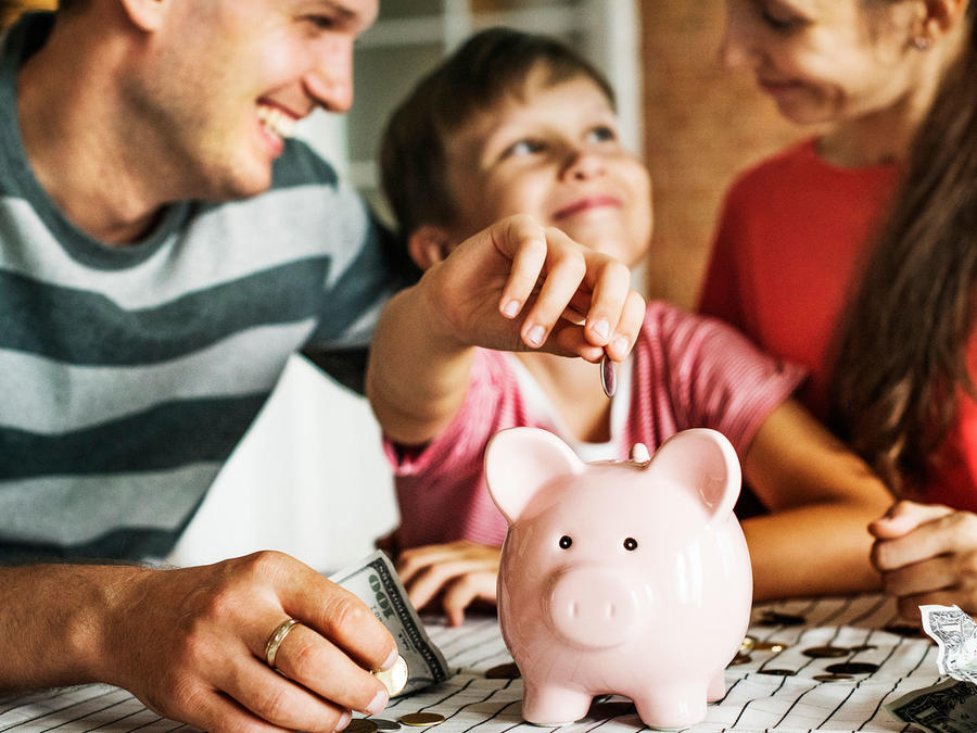 Familia ahorrando dinero