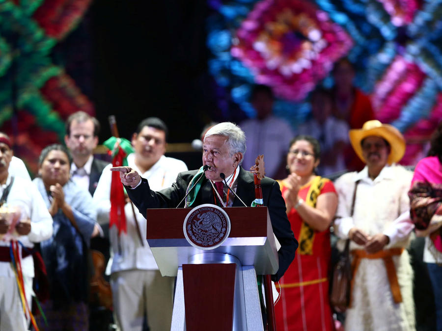 AMLO con indígenas durante su discurso en el Zócalo capitalino después de su investidura el 1 de diciembre de 2018