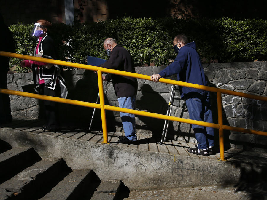 Personas de edad avanzada, que incluso portaban bastones, sillas de ruedas o tanques de oxígeno, terminaron haciendo fila durante horas para poder ser vacunados en el primer día de inmunización de adultos mayores en México.