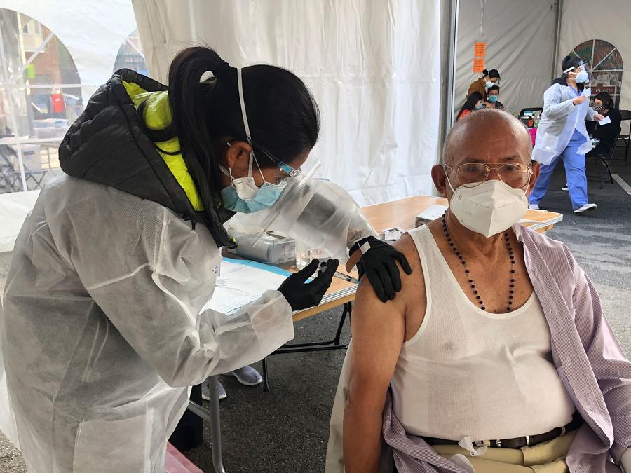 Victor Villegas, de 78 años, recibió la vacuna del COVID-19 en un centro de vacunación del distrito de Mission en San Francisco, el 8 de febrero del 2021.