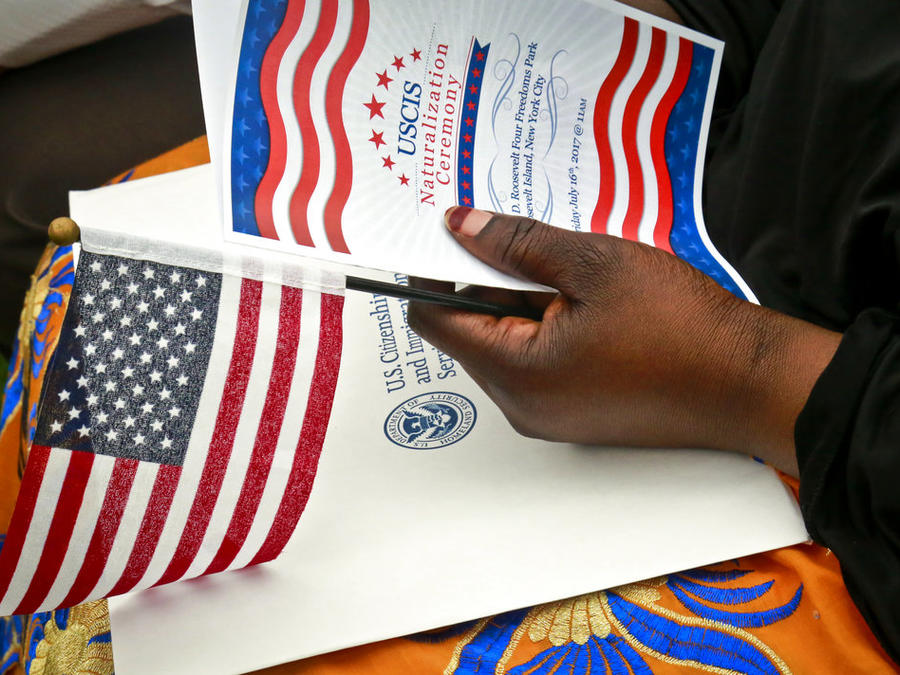 Una persona sostiene el programa de una ceremonia de naturalización celebrada en Nueva York, en julio de 2021. 