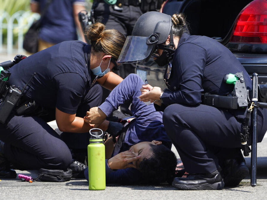 Un manifestante apuñalado frente al ayuntamiento de Los Ángeles en un choque entre grupos a favor y en contra de la vacuna del COVID-19