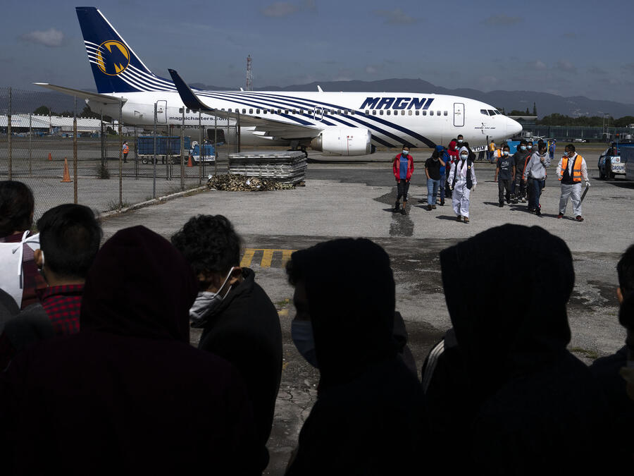 Un grupo de niños guatemaltecos llega a la ciudad de Guatemala tras ser deportados desde Estados Unidos en avión en agosto de 2021. 