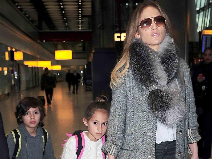 Jennifer Lopez con sus hijos en LAX