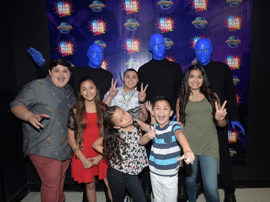 Los seis finalistas de La Voz Kids 2016 en Universal Orlando con el Blue Man Group