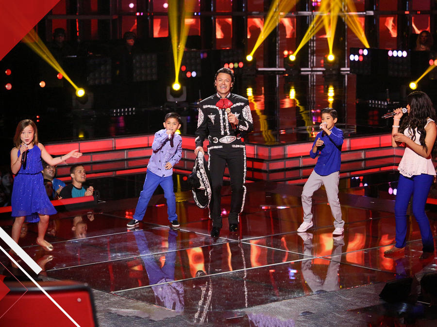 Pedro Fernández cantando con sus finalistas en la semifinal de La Voz Kids