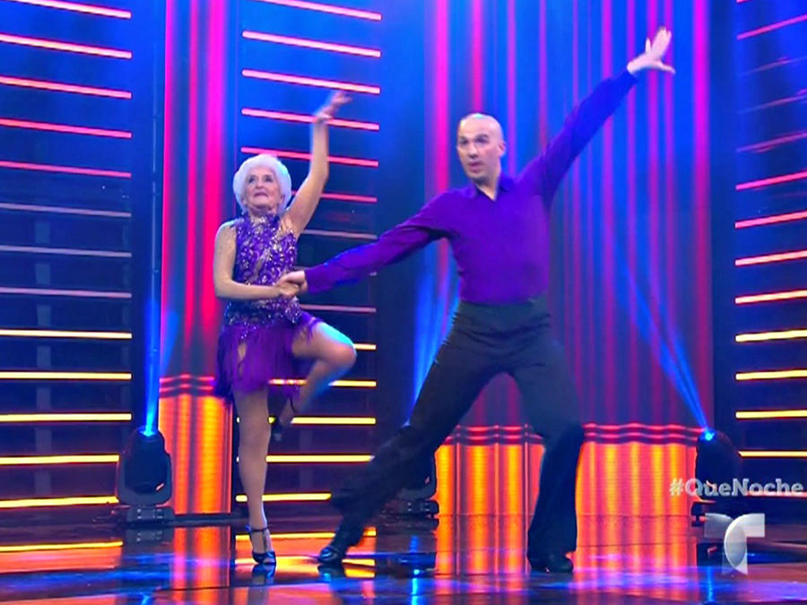 Paddy Jones una bailarina acróbata de salsa muestra sus pasos en ¡Qué Noche! 