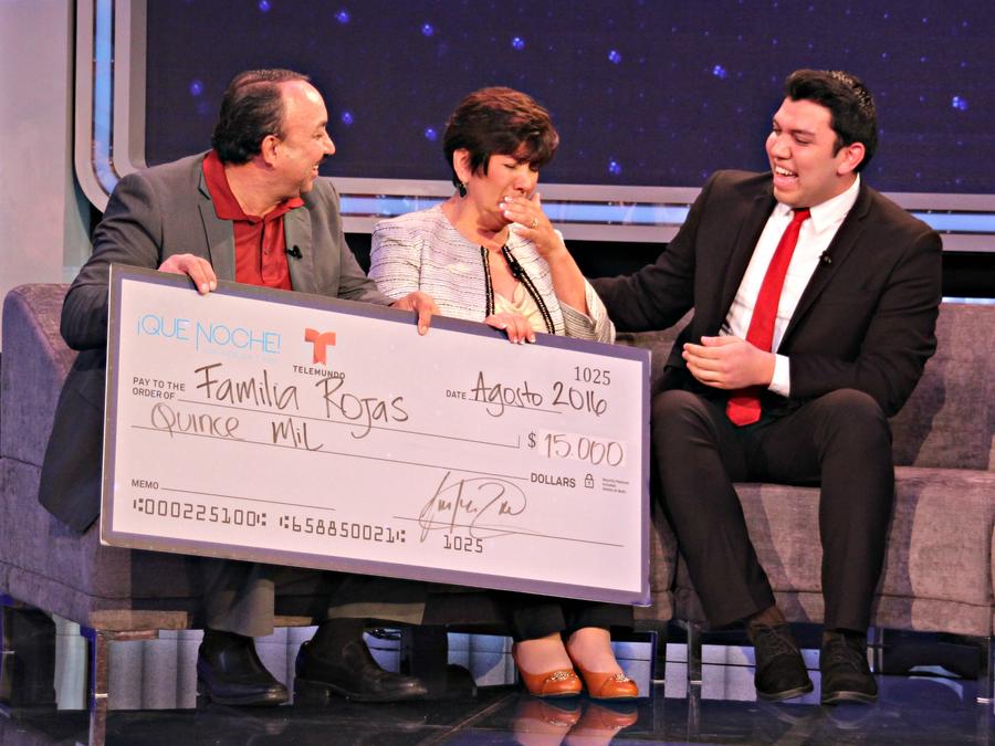 Fernando Rojas y sus padres reciben $15,000 dólares en “¡Qué Noche!”