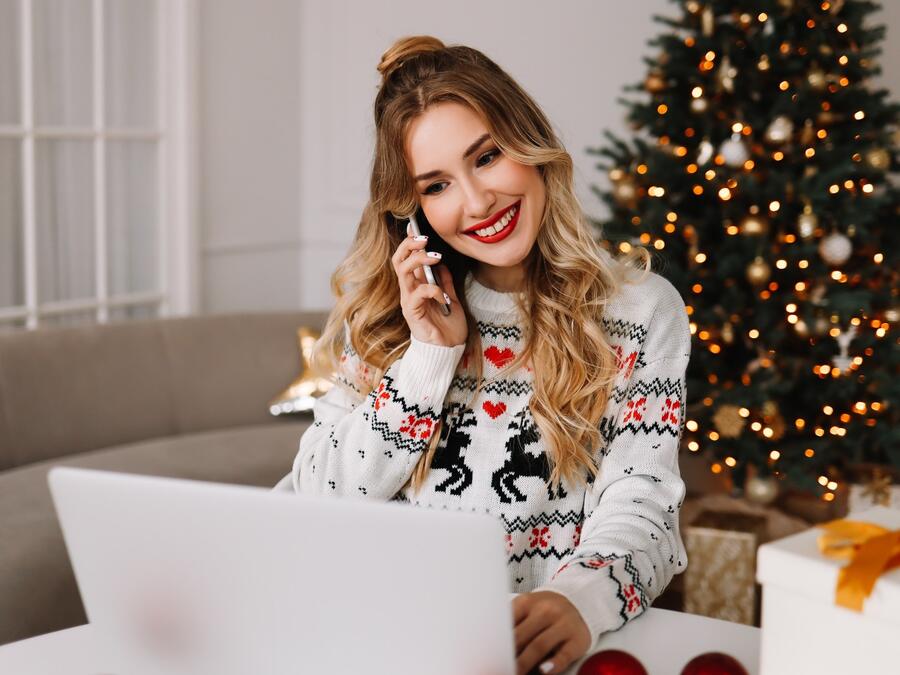 Mujer usando su computadora en Navidad