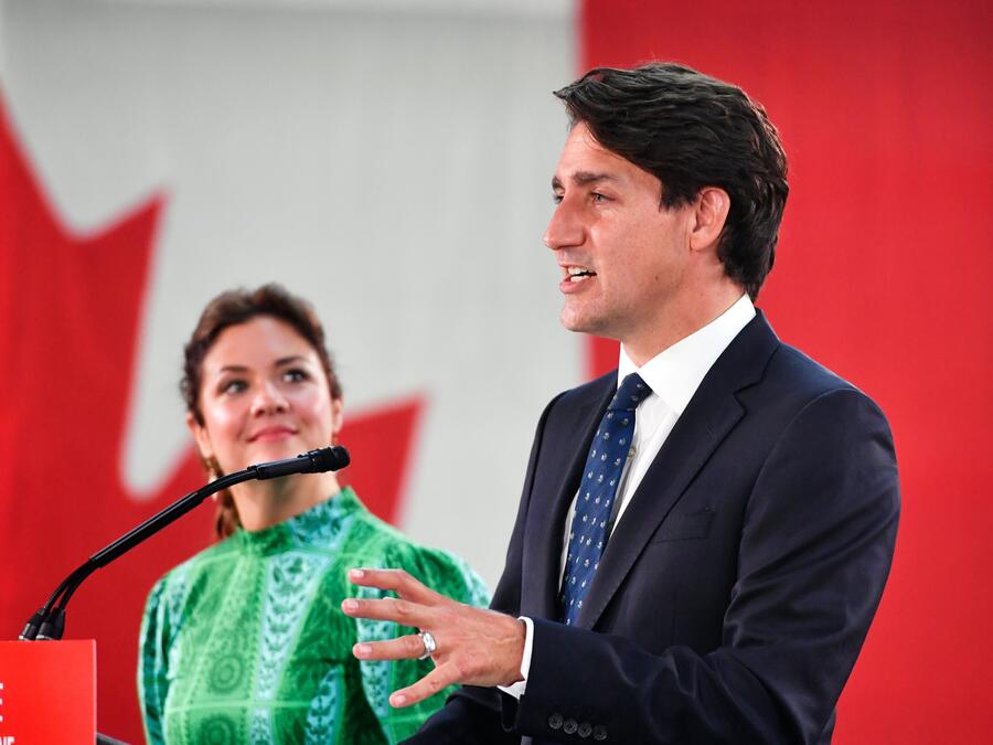 El primer ministro canadiense y líder del Partido Liberal, Justin Trudeau, junto a su esposa Sophie Gregoire