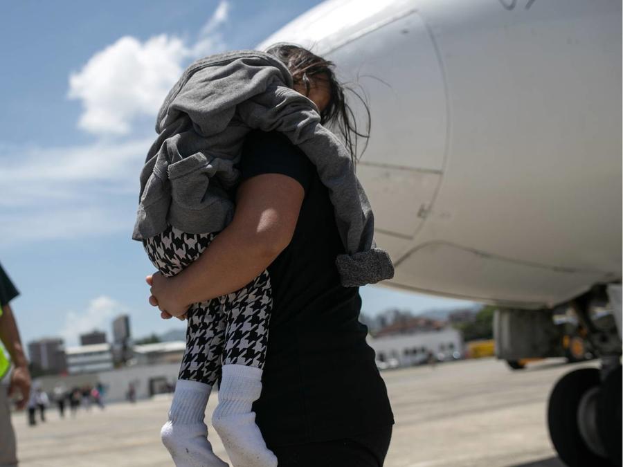 Madre e hija en la frontera