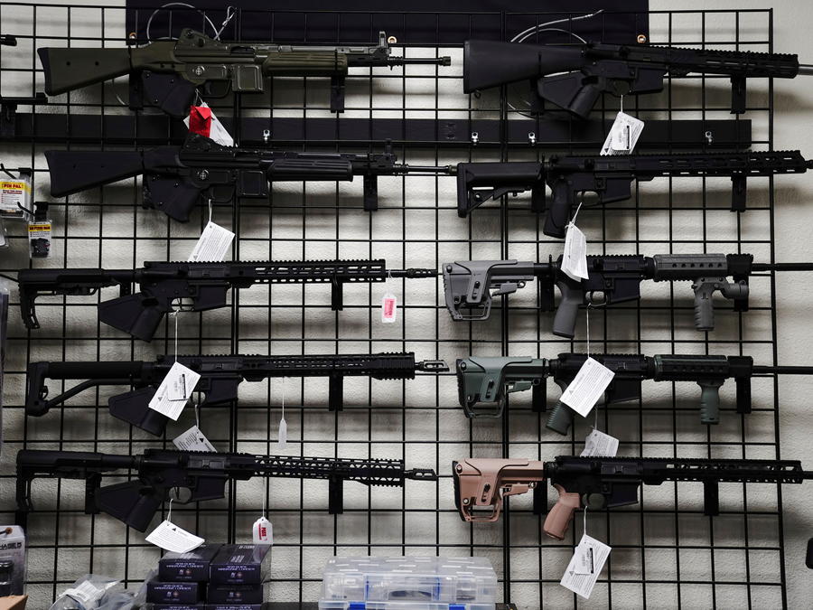 Rifles AR-15 en una tienda en California.