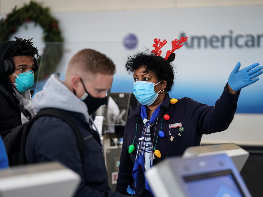 Una empleada de una compañía aérea asiste a viajeros en el aeropuerto Ronald Reagan en Arlington, Virginia, el pasado 22 de diciembre. 