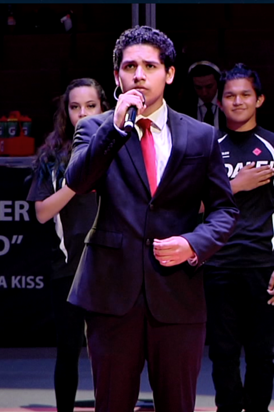 Jesús Esquer cantando en juego de football de la Banda Kiss