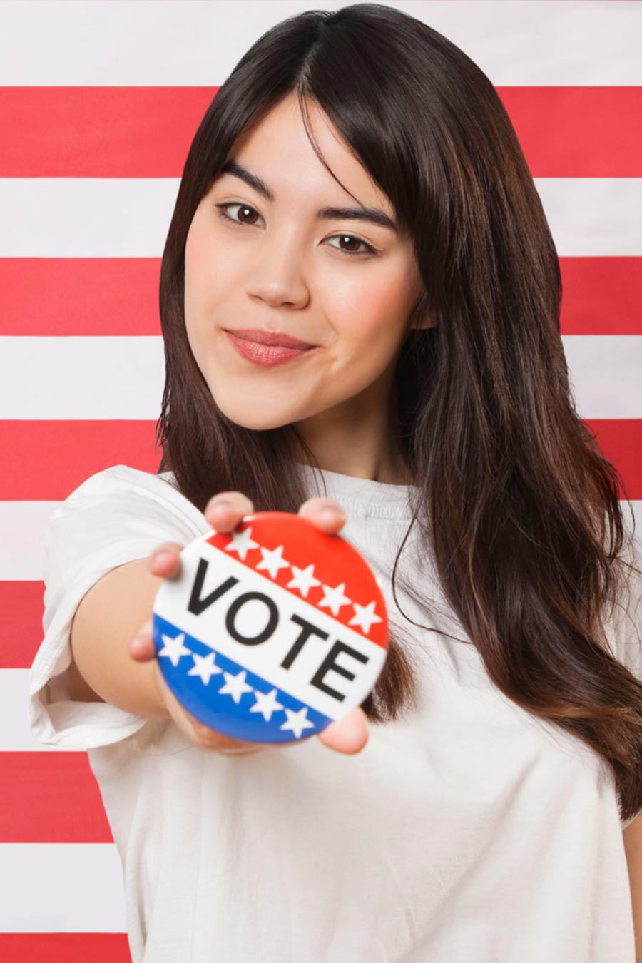 Mujer joven con cartel de Vote, frente a bandera de EEUU