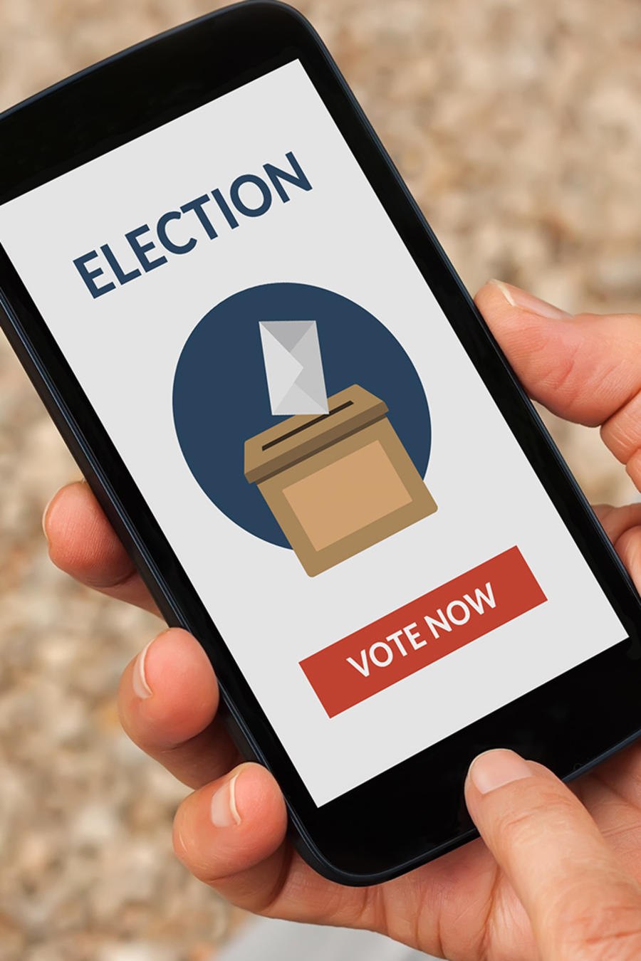 Manos sostienen Smartphone con imagen de elecciones