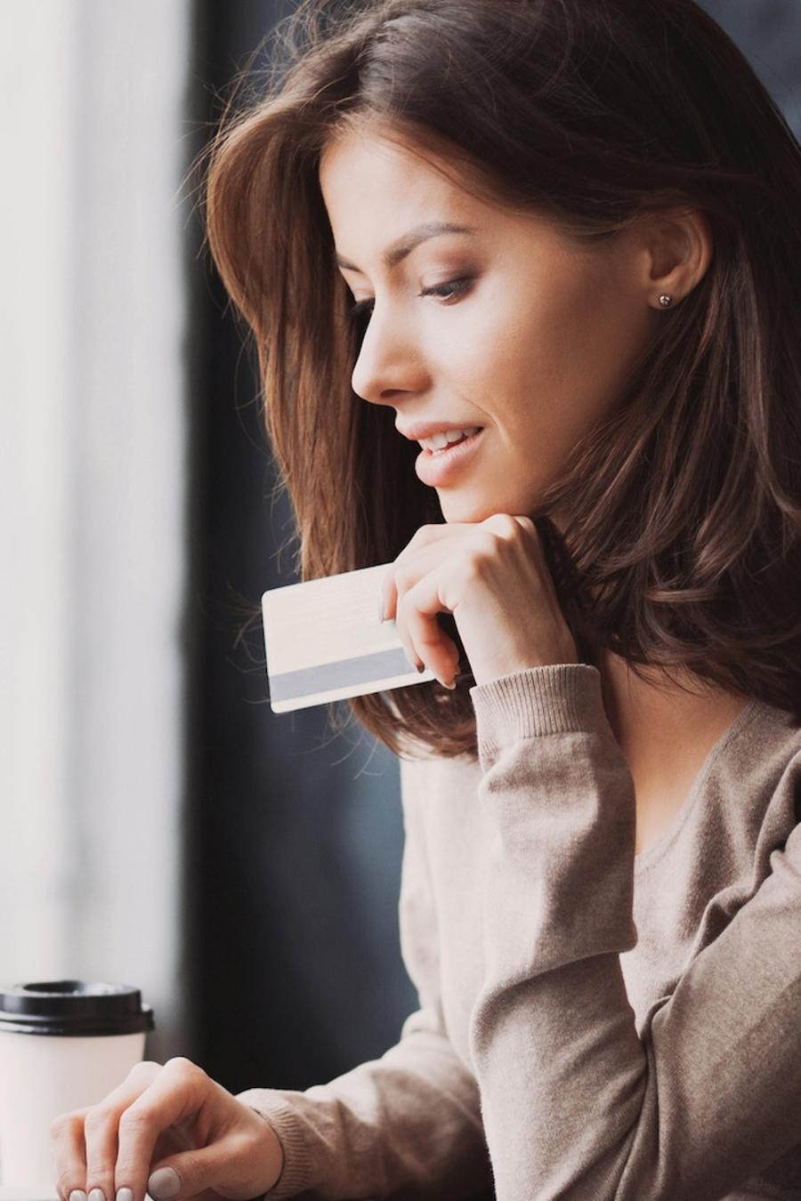 Mujer con tarjeta de crédito y computadora