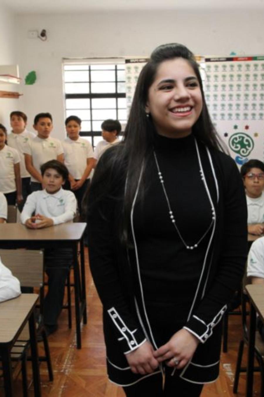 La psicóloga Dafne Almazán junto a un grupo de niños en el Centro de Atención a Talentos (Cedat), el pasado 30 de enero de 2019, en Ciudad de México (México).