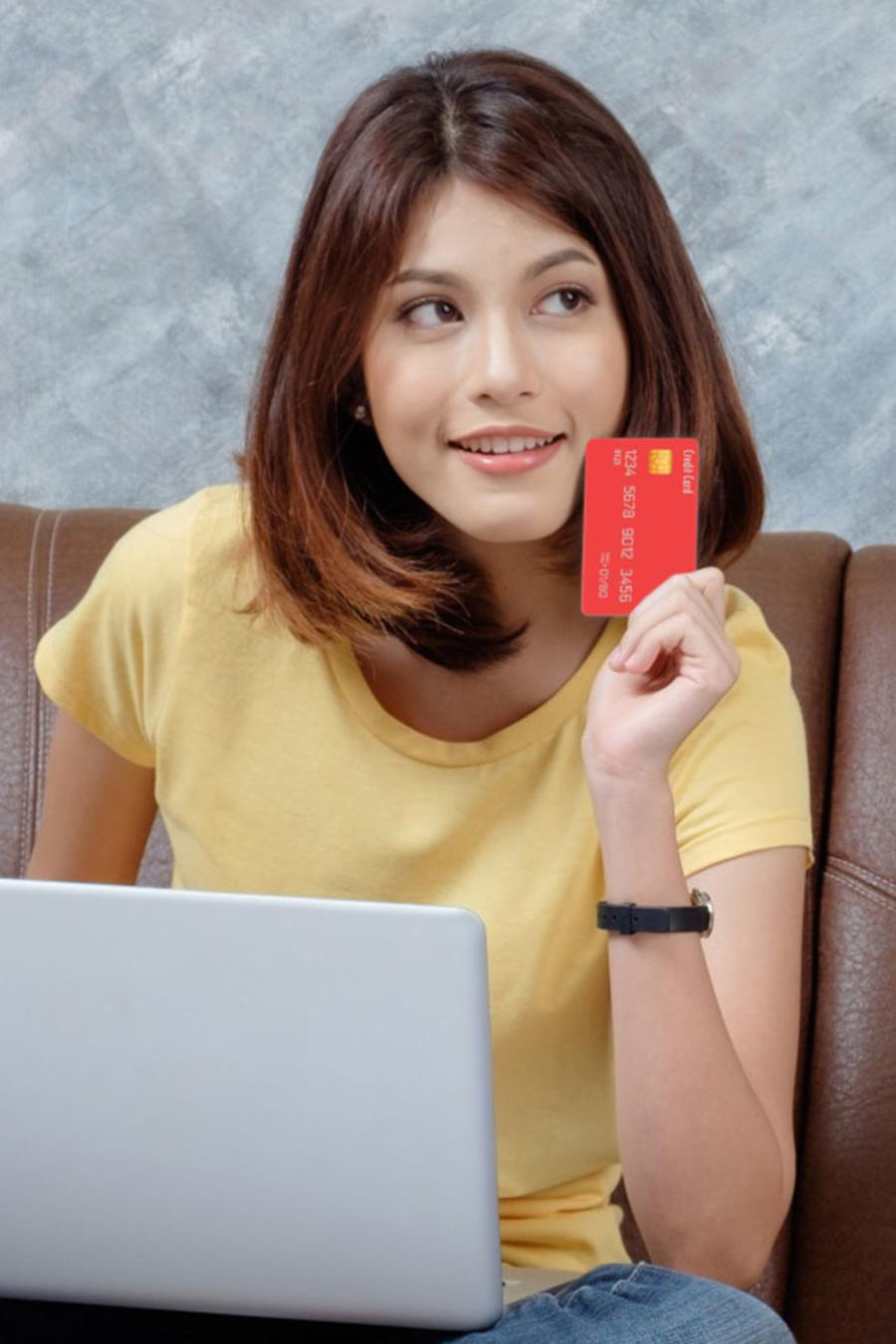 Mujer con tarjeta de crédito