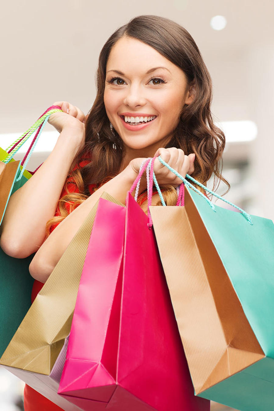 mujer con bolsas de compras de colores