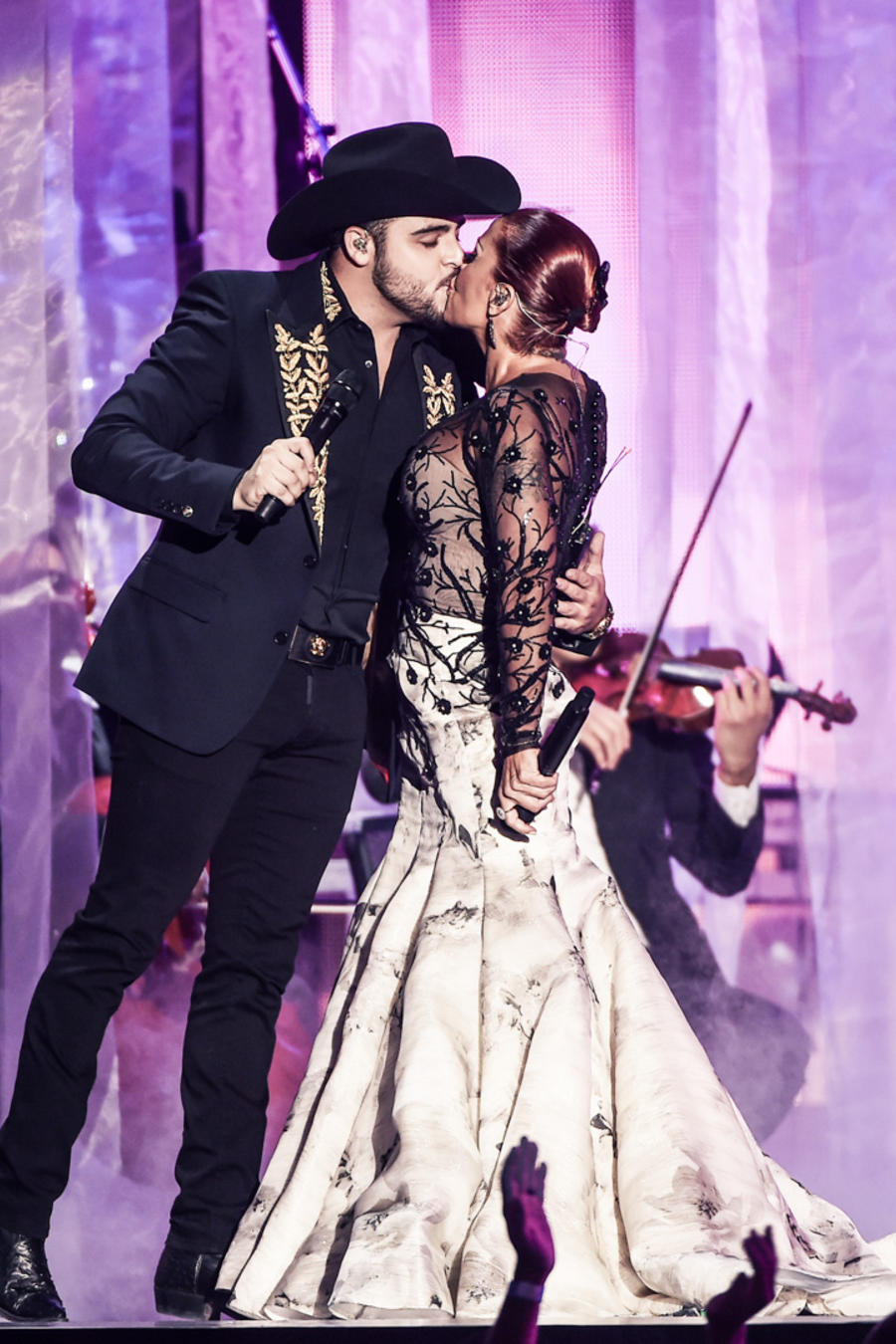 Gerardo Ortíz y Alejandra Guzmán se besan en el escenario de Premios Billboard 2016