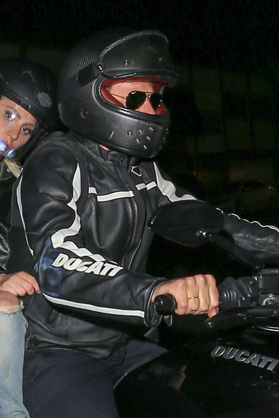 Bradley Cooper pasea a Lady Gaga en su moto