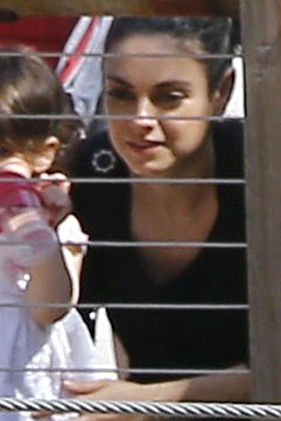 Mila Kunis de paseo en el Zoológico de Los Ángeles junto a su hijita Wyatt.