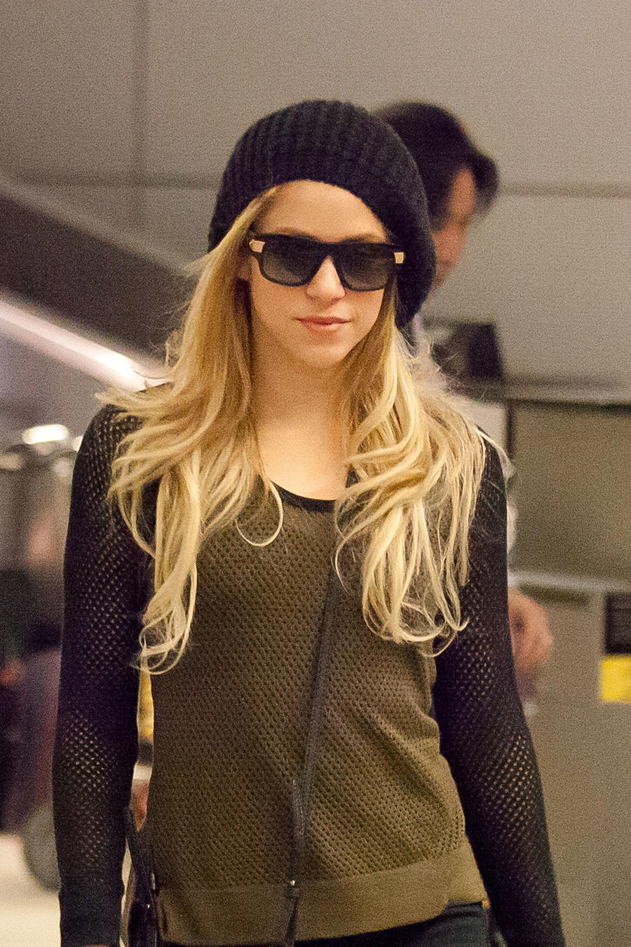 Shakira en el aeropuerto de Los Ángeles, en diciembre de 2013, con el cabello rubio y gorro.