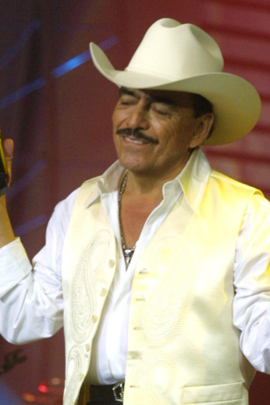 Joan Sebastian cantando en México en 2006.