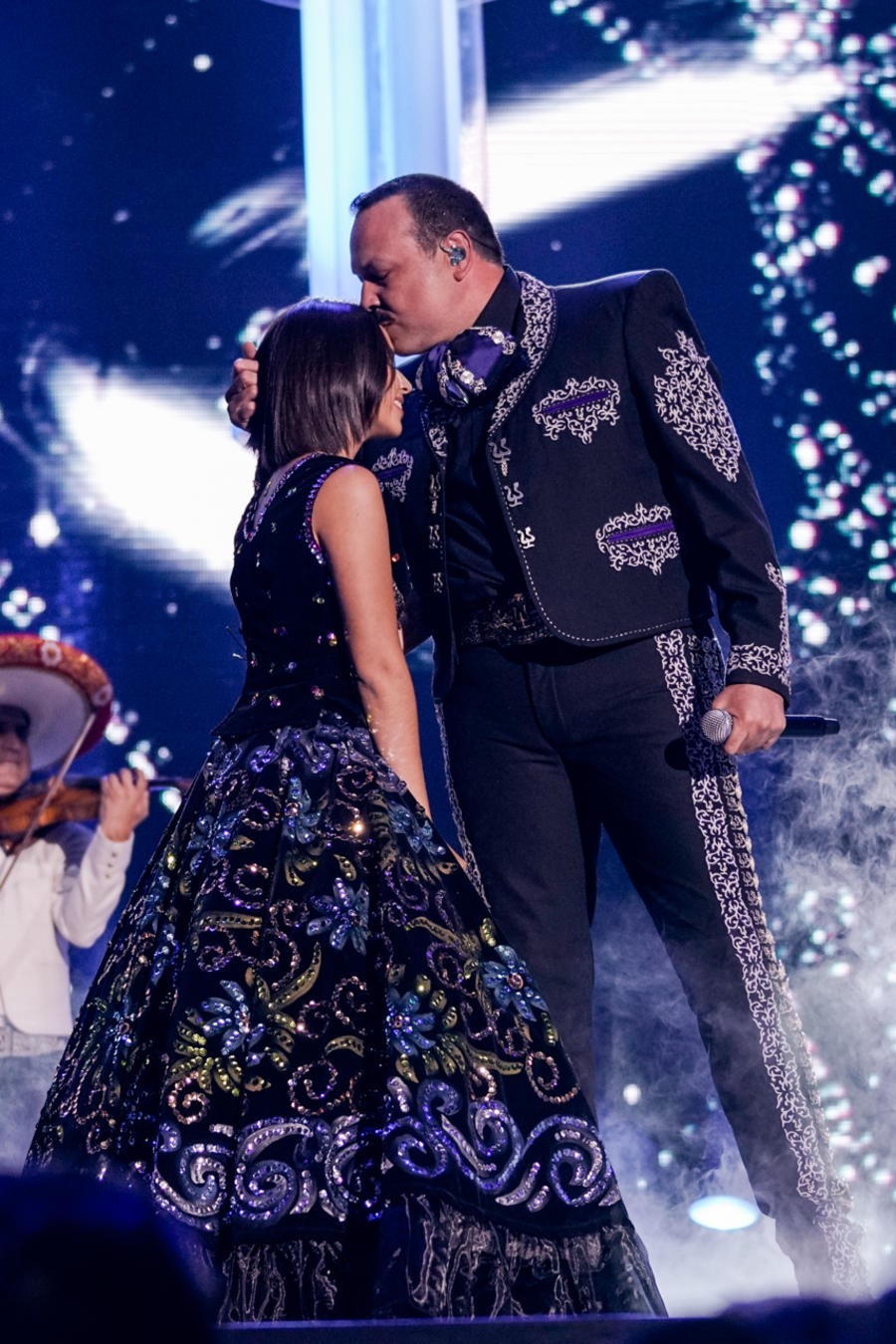 Pepe Aguilar Y Angela Águilar en Premios Tu Mundo 2017 
