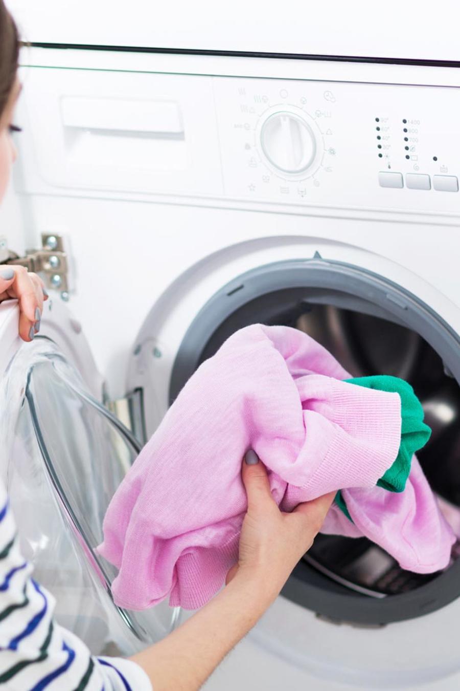 Mujer lavando ropa