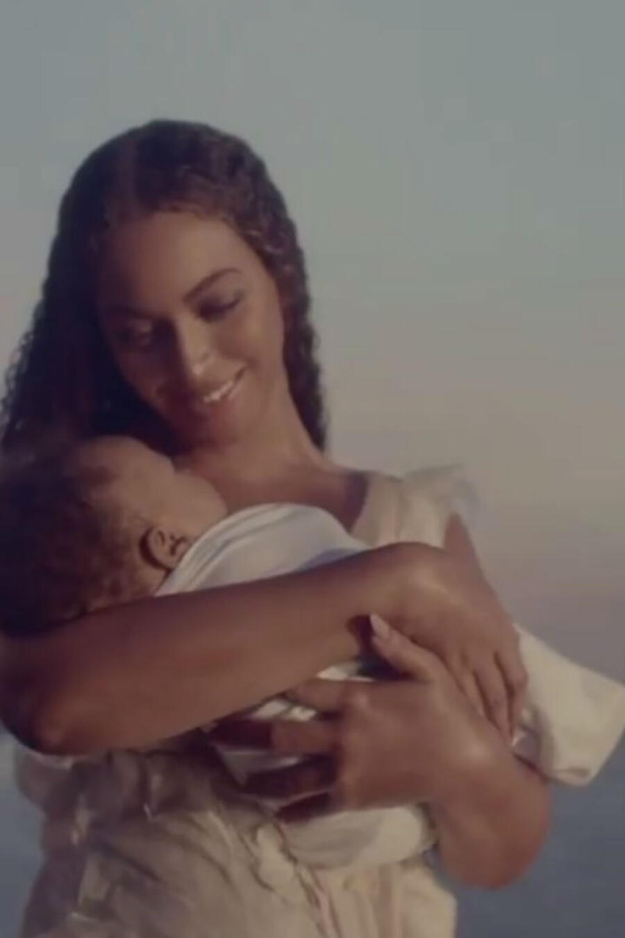 Beyoncé cargando un bebé