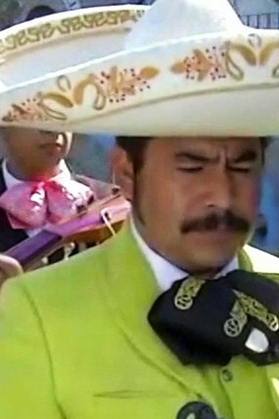 Mariachis le cantan a Vicente Fernández en Ciudad de México