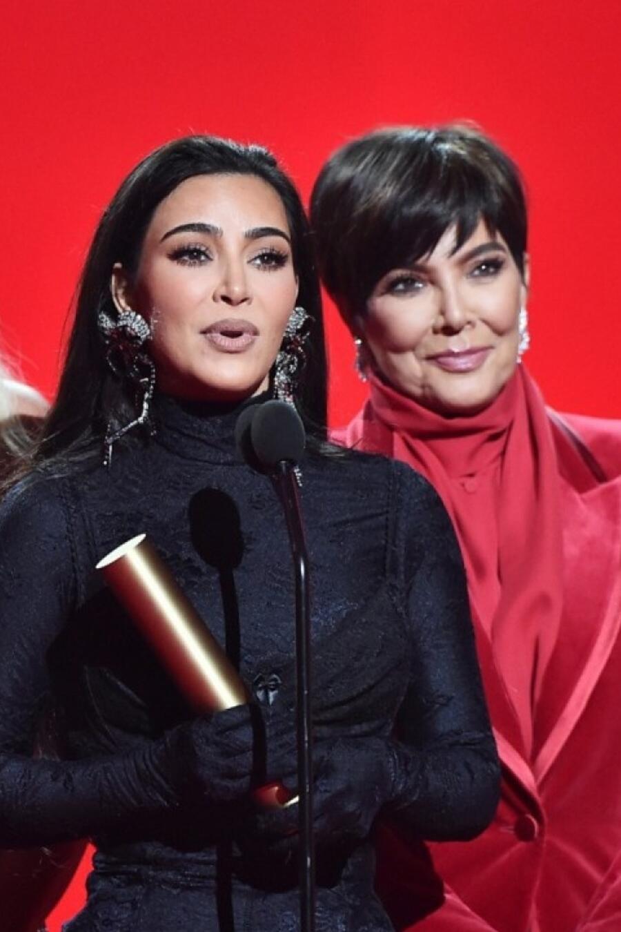 Khloé Kardashian, Kim Kardashian y Kris Jenner en el escenario de los People's Choice Awards 2021